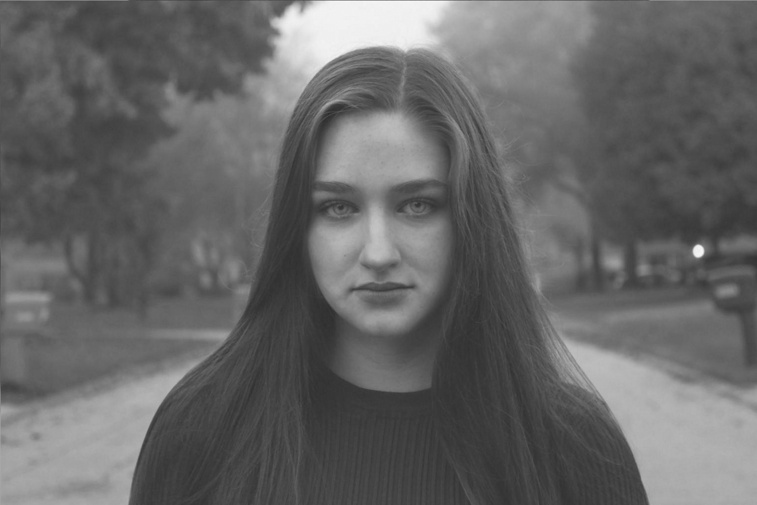 Майстер демонструє техніку стрижки клієнту